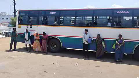 கரூர் பஸ் நிலையத்தில் நிழற்குடை இன்றி தவிக்கும் பயணிகள்