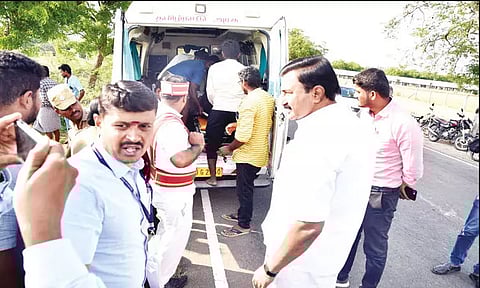 சாலையில் கார் கவிழ்ந்து விபத்து: காயம் அடைந்த 5 பேரை மீட்டு ஆம்புலன்சில் அனுப்பி வைத்த அமைச்சர்