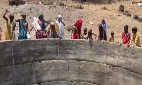 கிணற்றில் கயிறு கட்டி இறங்கி சொட்டு சொட்டாக தண்ணீர் எடுக்கும் பெண்கள்.. கலங்க வைக்கும் வீடியோ.!