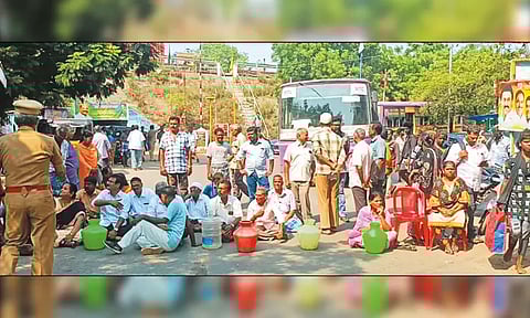 எர்ணாவூரில் குடிநீர் கேட்டு பொதுமக்கள் சாலை மறியல்