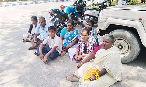 பொய் வழக்கால் ஒரே குடும்பத்தை சேர்ந்த 7 பேர் தற்கொலைக்கு முயற்சி...