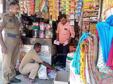 தக்கலையில்கடைகளில் அதிகாரிகள் திடீர் சோதனை தடை செய்யப்பட்ட பிளாஸ்டிக் பொருள் வைத்திருந்த 12 கடைகளுக்கு அபராதம்