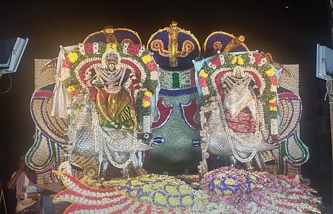 நீண்ட வரிசையில் நின்று கம்பத்திற்கு புனிதநீர் ஊற்றி பக்தர்கள் வழிபாடு