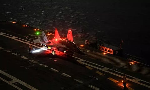 'இந்திய வரலாற்றில் மற்றொரு மைல் கல்' : போர்க்கப்பலில் இரவில் விமானம் தரை இறங்கி அசத்தல்