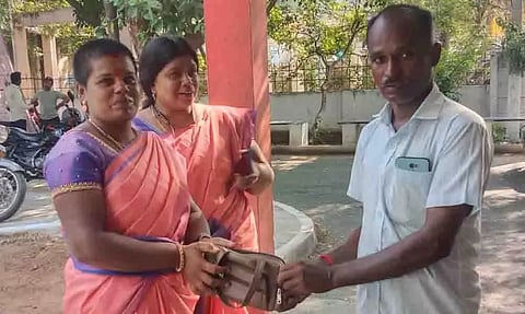 பெண் பக்தர் தவறவிட்ட பணப்பையை ஒப்படைத்த தொழிலாளி