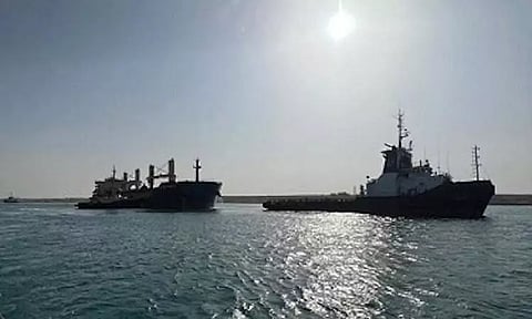 சூயஸ் கால்வாயில் தரைதட்டிய ஹாங்காங் கப்பல் : பெரும் போராட்டத்துக்கு பின்னர் மீட்பு