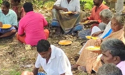 ஐடி ரெய்டு - திமுக தொண்டர்களுக்கு மதிய உணவாக 'வெஜ் பிரியாணி' விநியோகம்