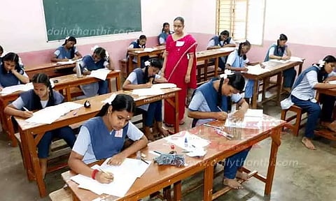 புதுச்சேரி அரசுப் பள்ளிகளில் 1 முதல் 9-ம் வகுப்பு வரை அனைத்து மாணவர்களும் தேர்ச்சி பெற்றதாக அறிவிப்பு