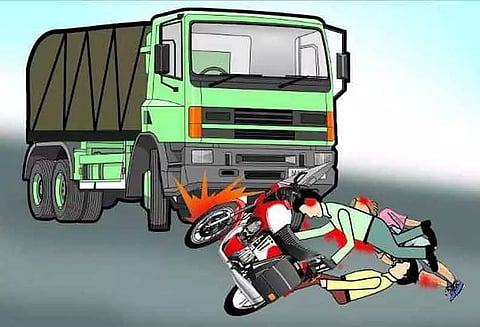 நத்தக்காடையூர் அருகே மோட்டார் சைக்கிள் மீது வாகனம் மோதி 2 விவசாயிகள் பரிதாபமாக உயிரிழந்தனர்.