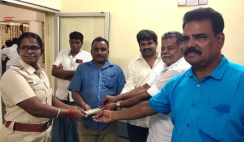 அரசு பஸ்சில் தவறவிட்ட ரூ.43 ஆயிரம் லாரி டிரைவரிடம் ஒப்படைப்பு