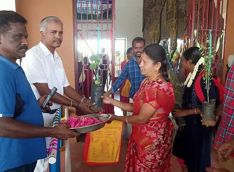 மதுரை-தேனி ரெயில் சேவை தொடங்கி ஓராண்டு நிறைவு; பயணிகளுக்கு மரக்கன்று, இனிப்பு வழங்கி கொண்டாட்டம்