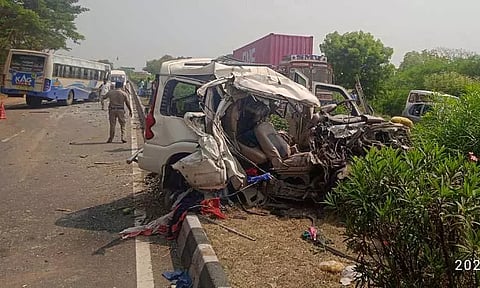 பஸ் மீது கார் மோதல் மனைவியுடன் ராணுவவீரர் பலி