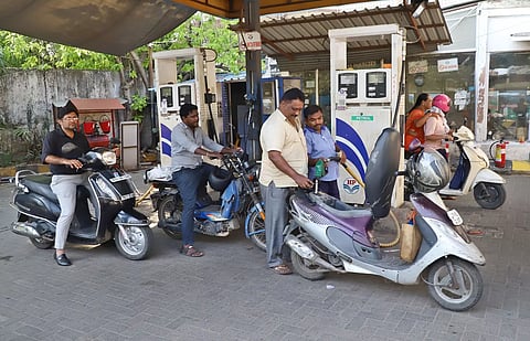 பெட்ரோல் பங்குகளில் எரிபொருள் நிரப்பும்போது அளவு குறைகிறதா? வாகன ஓட்டிகள் கருத்து