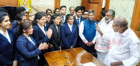 கால்நடை மருத்துவ படிப்புக்காக வெளிநாடு செல்லும் மாணவர்கள்