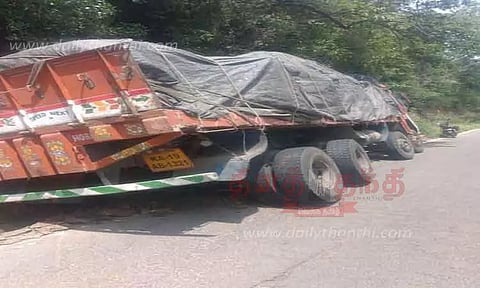 பர்கூர் மலைப்பாதையில்கிரானைட் கற்கள் ஏற்றி வந்த லாரி சாய்ந்தது