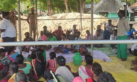 பனைஏறும் தொழிலாளர்கள் குடும்பத்துடன் தொடர் உண்ணாவிரதம்