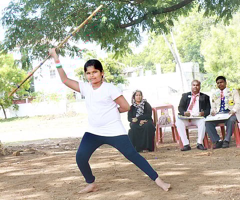 தொடர்ந்து 10 மணி நேரம் சிலம்பம் சுற்றி பள்ளி மாணவி சாதனை