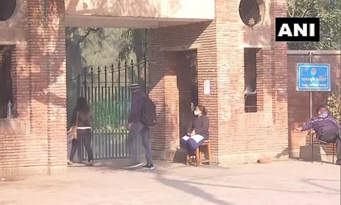 டெல்லி பல்கலைக்கழகத்தில் மகாத்மா காந்திக்கு பதிலாக சாவர்க்கர் பாடம்- கிளம்பிய சர்ச்சை