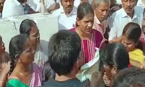 கரூரில் வருமான வரி சோதனைக்கு சென்ற அதிகாரிகளை தடுத்த புகாரில் 8 பேர் கைது