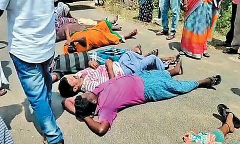 சதுரங்கப்பட்டினத்தில் அரசு நிலத்தில் அமைக்கப்பட்டிருந்த குடிசைகளை அகற்ற கிராம மக்கள் எதிர்ப்பு