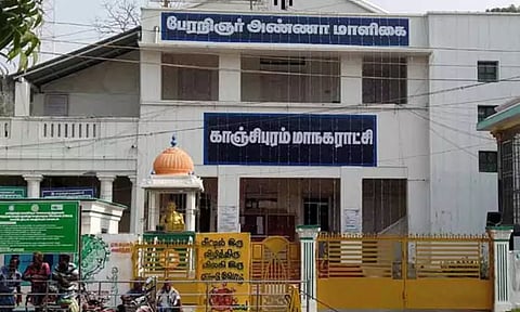 காஞ்சீபுரத்தில் ஆக்கிரமிப்பு கடைகள், பேனர்கள் அகற்றம் - மாநகராட்சி நடவடிக்கை