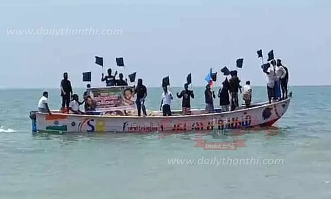 கருப்பு கொடியேந்தி படகில் நின்று விடுதலை சிறுத்தைகள் கட்சியினர் ஆர்ப்பாட்டம்