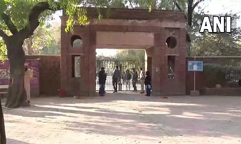 டெல்லி பல்கலைக்கழகத்தில் மகாத்மா காந்திக்கு பதிலாக சாவர்க்கர் பற்றிய பாடம் - கல்விக்குழு கூட்டத்தில் தீர்மானம்