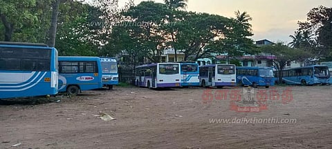 காரைக்கால் பணிமனையில் முடங்கிய பி.ஆர்.டி.சி. பஸ்கள்