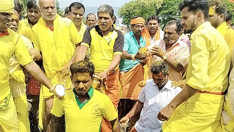 கடத்தூர் அருகே சுங்கரஅள்ளியில்வீரபத்திர சாமி கோவில் திருவிழாதலையில் தேங்காய் உடைத்து பக்தர்கள் நேர்த்திக்கடன்