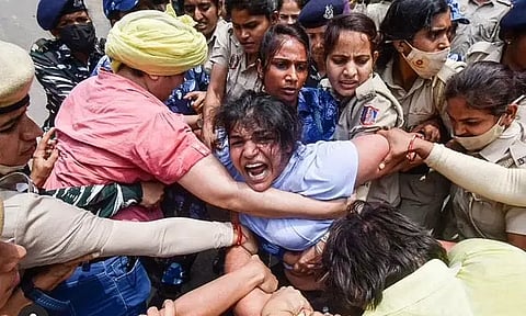 மல்யுத்த வீரர்களின் 'போராட்ட அமைப்பாளர்கள்' மீது எப்ஐஆர் பதிவு செய்த டெல்லி போலீசார்