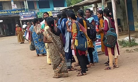 அடிக்கடி நிறுத்தப்படுவதால் பொதுமக்கள், மாணவர்கள் அவதி