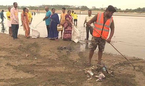 அம்மா மண்டபம் படித்துறையில் தூய்மைப்பணி
