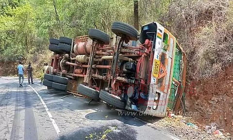பர்கூர் மலைப்பகுதியில்லாரி கவிழ்ந்து விபத்துடிரைவர் உயிர் தப்பினார்