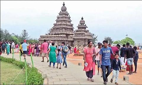 மாமல்லபுரத்தில் குவிந்த சுற்றுலா பயணிகள்