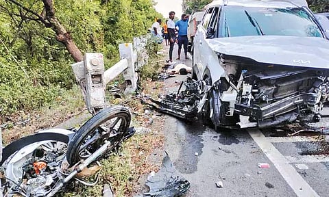 செங்கல்பட்டு அருகே மோட்டார் சைக்கிள் மீது கார் மோதி 2 பேர் பலி