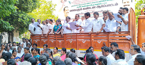 மயிலாடுதுறையில், அ.தி.மு.க.வினர் ஆர்ப்பாட்டம்