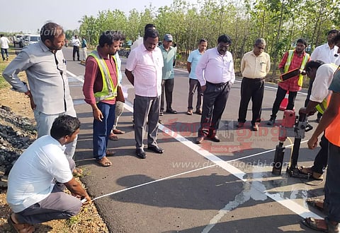 நாமக்கல் அருகேசாலை விரிவாக்க பணியை அதிகாரி ஆய்வு
