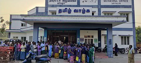 நகராட்சி அலுவலகத்தை துப்புரவு பணியாளர்கள்முற்றுகையிட்டு போராட்டம்
