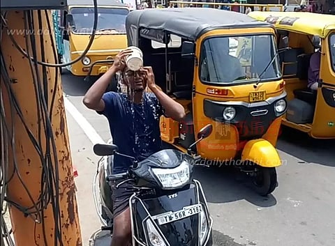 'இன்ஸ்டாகிராமில்' 10 ரூபாய்க்கு விடப்பட்ட சவாலை ஏற்றுஸ்கூட்டரில் வந்து நடுரோட்டில் குளித்த வாலிபருக்கு ரூ.3,500 அபராதம் ஈரோடு போலீசார் அதிரடி நடவடிக்கை