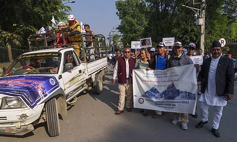 எவரெஸ்ட் சிகரத்தில் மனிதன் ஏறியதன் 70-வது ஆண்டு விழா: மலையேற்ற வீரர்களுக்கு நேபாள அரசு கவுரவம்