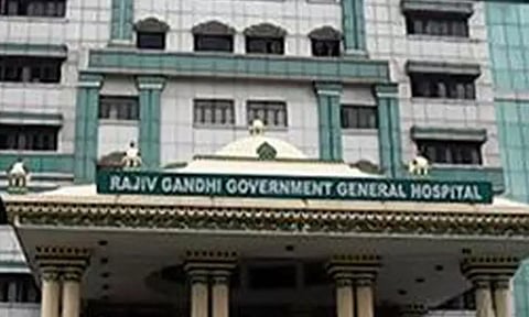 ராஜீவ்காந்தி அரசு மருத்துவமனையில் சிகிச்சையளித்த டாக்டரை கத்திரிகோலால் குத்திய நோயாளி...!