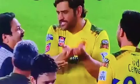 கேட்ச் புடிக்க தெரியாத உனக்கு ஆட்டோகிராப் போட முடியாது: தீபக் சஹாரை கலாய்த்த தோனி - வீடியோ..!