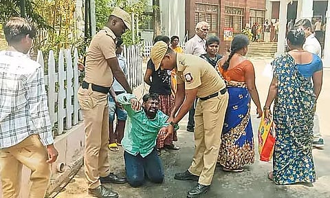 திருவள்ளூர் கலெக்டர் அலுவலகத்தில் தீக்குளிக்க முயன்றவரால் பரபரப்பு