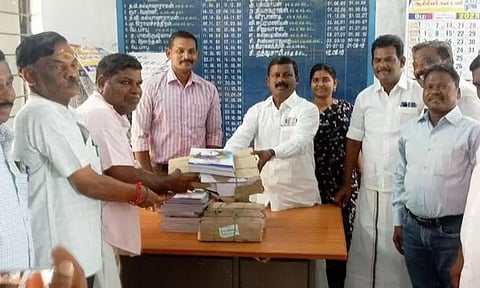 அரசு பள்ளிகளுக்கு பாடப்புத்தகம் வழங்கும் நிகழ்ச்சி