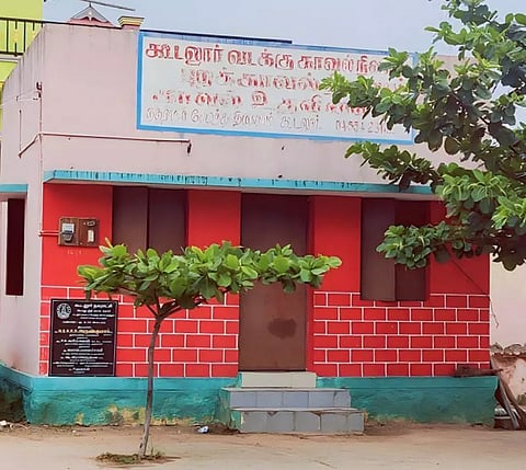 கூடலூர் புதிய பஸ் நிலையத்தில்பூட்டி கிடக்கும் புறக்காவல் நிலையம்