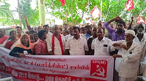 குடிமனை பட்டா வழங்கக்கோரி தாசில்தார் அலுவலகத்தை முற்றுகையிட்ட பொதுமக்கள்