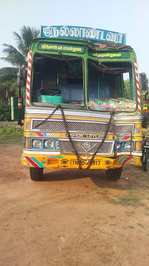 லாரி மோதி மேல்நிலை நீர்த்தேக்க தொட்டி சேதம்