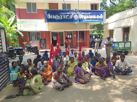 தண்ணீர் பிடிக்க எதிர்ப்பு தெரிவிப்பதால் பேரூராட்சி அலுவலகம் முன் பொதுமக்கள் தர்ணா