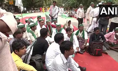 டெல்லியில் ஜந்தர் மந்தரில் விவசாய தொழிலாளர்கள் போராட்டம் - தமிழக விவசாயிகளும் பங்கேற்பு