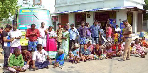 ஈரோட்டில் பரபரப்புபொதுமக்கள் திடீர் சாலை மறியல்சட்டவிரோத மது விற்பனையை தடுக்கக்கோரி நடந்தது